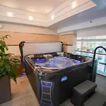 Divinus فندق ديبريتْسين